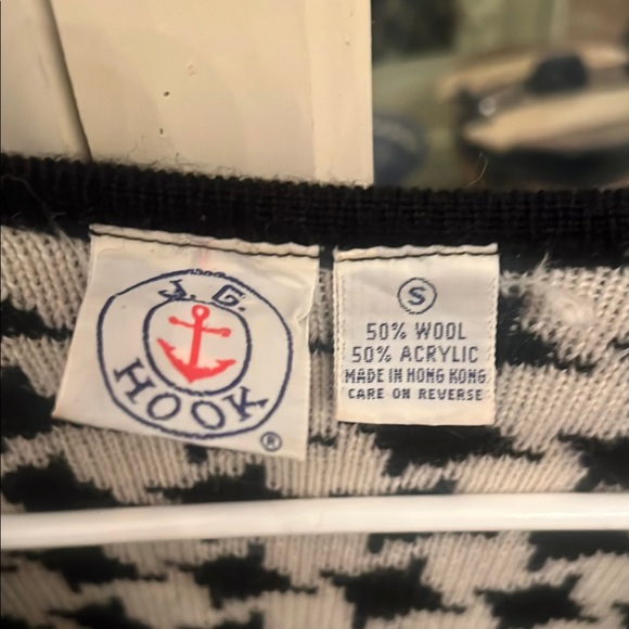 Vintage Black and White Houndstooth Cardigan - Picture 2 of 4